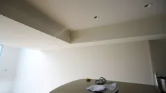 Geniální trik s kuchyňským náčiním, který vás nadobro zbaví pavučin nad hlavou