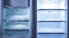 Srovnání mrazáku s námrazou a bez námrazy, čistý a zanesený mrazák vedle sebe