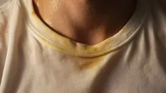 Zažloutlý límec bílé tričko, pot a fleky od potu na krku člověka