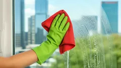 Zapomeňte na drahé přípravky – s tímto domácím čističem budou vaše okna zářit