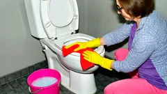 Čistý záchod za 15 minut: jeden levný trik, který odstraní nános i zápach bez „chemie“