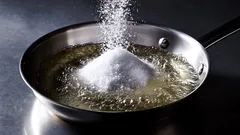 Jak vyčistit připálenou pánev do dokonalého lesku bez jediné kapky chemie